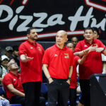 Rain or Shine Yeng Guiao z Elasto Painters počas zápasu proti Barangay Ginebra Gin Kings v semifinále PBA Commissioner's Cup 2026.