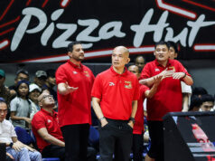 PBA: Chua-Guiao si odpľul, pridáva palivo do drámy 4. hry Rain or Shine Yeng Guiao z Elasto Painters počas zápasu proti Barangay Ginebra Gin Kings v semifinále PBA Commissioner's Cup 2026.