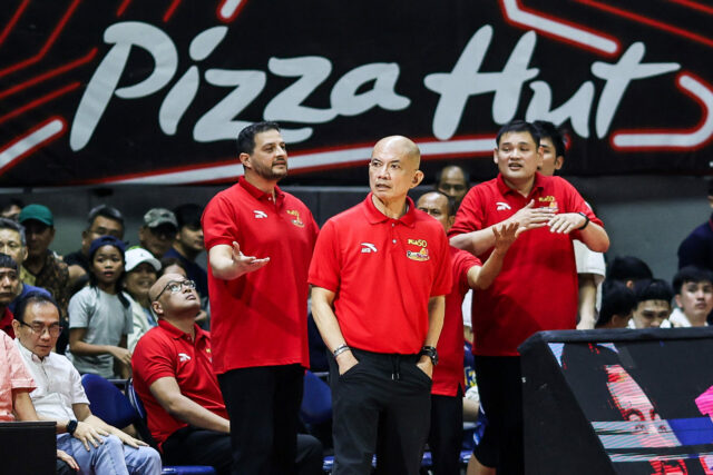 Rain or Shine Yeng Guiao z Elasto Painters počas zápasu proti Barangay Ginebra Gin Kings v semifinále PBA Commissioner's Cup 2026.