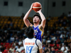 PBA: Rain or Shine, Ginebra má za cieľ poraziť trend v rozhodujúcich veciach dvakrát, aby porazil Ian Sangalang (s loptou) a Hotshots žijú, aby mohli bojovať ďalší deň.
