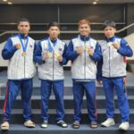 Filipínski boxeri Paul Julyfer Bascon, Clark Vicera, Carlo Paalam a Riza Pasuit držia svoje medaily z európskeho ťaženia filipínskeho boxerského tímu.
