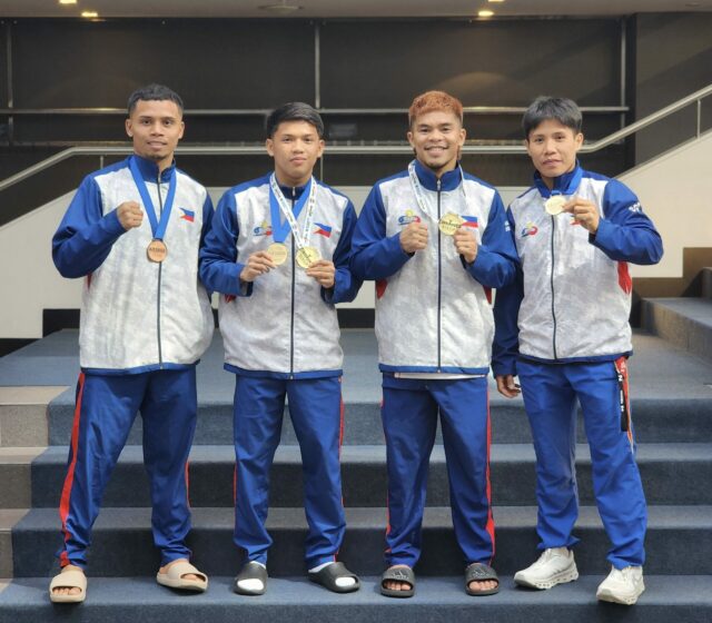 Filipínski boxeri Paul Julyfer Bascon, Clark Vicera, Carlo Paalam a Riza Pasuit držia svoje medaily z európskeho ťaženia filipínskeho boxerského tímu.