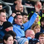 Z diaľky: Dublinský manažér Ger Brennan sleduje z tribúny, keď bol vylúčený počas zápasu Allianz Football League Division 1 medzi Galway a Dublinom na Pearse Stadium