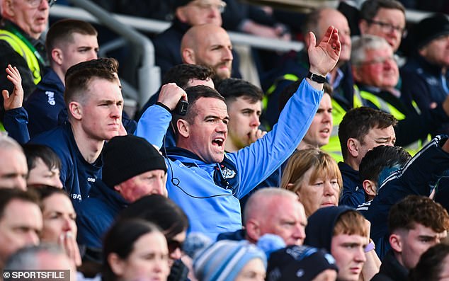PHILIP LANIGAN: Jeden zákon pre Gera Brennana a druhý pre Z diaľky: Dublinský manažér Ger Brennan sleduje z tribúny, keď bol vylúčený počas zápasu Allianz Football League Division 1 medzi Galway a Dublinom na Pearse Stadium