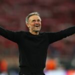 Španielsky tréner Paris Saint-Germain Luis Enrique (vľavo) reaguje po boku španielskeho trénera Arsenalu Mikela Artetu (vpravo) počas semifinálového druhého zápasu Ligy majstrov UEFA medzi Parížom Saint-Germain (PSG) a Arsenalom na štadióne Parc des Princes