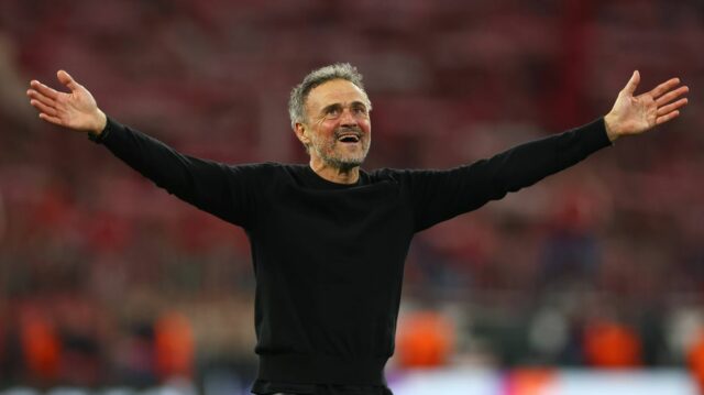 Španielsky tréner Paris Saint-Germain Luis Enrique (vľavo) reaguje po boku španielskeho trénera Arsenalu Mikela Artetu (vpravo) počas semifinálového druhého zápasu Ligy majstrov UEFA medzi Parížom Saint-Germain (PSG) a Arsenalom na štadióne Parc des Princes