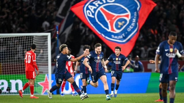 Hráči PSG oslavujú počas klasickej Ligy majstrov proti Bayernu Mníchov.