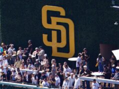 Padres predaný novým majiteľom, ktorí sľubujú titul World Series Padres predaný novým majiteľom, ktorí sľubujú titul World Series