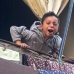 Palestínsky chlapec smúti za otcom zabitým pri izraelskom útoku na bezpečnostné stanovište | Slučka