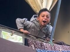 Palestínsky chlapec smúti za otcom zabitým pri izraelskom útoku na bezpečnostné stanovište | Slučka Palestínsky chlapec smúti za otcom zabitým pri izraelskom útoku na bezpečnostné stanovište | Slučka