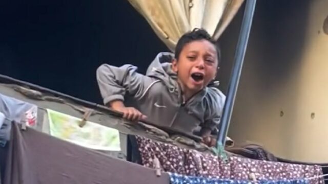 Palestínsky chlapec smúti za otcom zabitým pri izraelskom útoku na bezpečnostné stanovište | Slučka
