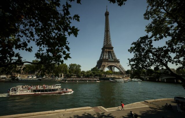 Parížania vzdorujú zákazu kúpania, aby sa schladili, keďže Európu zasiahli Parížania vzdorujú zákazu kúpania, aby sa schladili, keďže Európu zasiahli rekordné horúčavy | Klimatické správy