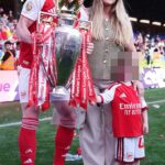 Partnerka Declana Ricea Lauren Fryer sa s ním zriedkavo verejne objavuje na úžasných rodinných fotografiách, aby oslávila víťazstvo v Premier League s Arsenalom.