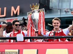 Párty sa pripravuje 22 rokov: Slávnosť Arsenalu v Premier League práve prebieha a fanúšikovia premieňajú sever Londýna na červené more na oslavu hrdinov – keď zaháňajú bolesť v srdci Ligy majstrov Mikel Arteta a Martin Odegaard držia trofej Premier League na vrchu autobusu