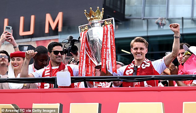 Párty sa pripravuje 22 rokov: Slávnosť Arsenalu v Premier League Mikel Arteta a Martin Odegaard držia trofej Premier League na vrchu autobusu