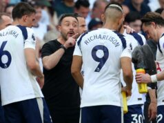 Päť hráčov Tottenhamu možno práve odohralo posledný zápas, keď Roberto De Zerbi plánuje vymazanie Manažér Tottenhamu Hotspur Roberto de Zerbi sa rozpráva so svojimi hráčmi počas zápasu Premier League medzi Tottenhamom Hotspur a Evertonom na štadióne Tottenham Hotspur 24. mája 2026 v Londýne v Spojenom kráľovstve.