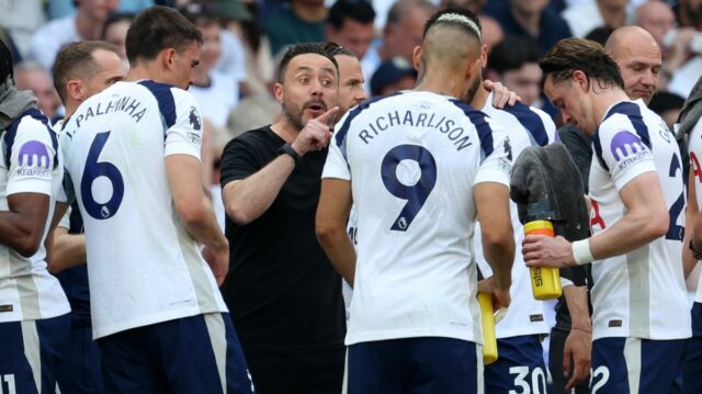 Päť hráčov Tottenhamu možno práve odohralo posledný zápas, keď Roberto Manažér Tottenhamu Hotspur Roberto de Zerbi sa rozpráva so svojimi hráčmi počas zápasu Premier League medzi Tottenhamom Hotspur a Evertonom na štadióne Tottenham Hotspur 24. mája 2026 v Londýne v Spojenom kráľovstve.