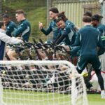 Declan Rice z Arsenalu (uprostred) sa počas tréningu v Sobha Realty Training Centre v Londýne rozcvičuje na bicykli s tímovými kolegami.
