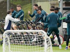 Päť hviezd Arsenalu chýba na tréningu, ako vysvetlila absencia Maxa Dowmana Declan Rice z Arsenalu (uprostred) sa počas tréningu v Sobha Realty Training Centre v Londýne rozcvičuje na bicykli s tímovými kolegami.