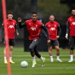 LIVERPOOL, ANGLICKO - 25. apríla: Mohamed Salah z Liverpoolu rokuje s Arneom Slotom, manažérom Liverpoolu, keďže ho vystriedal po zranení počas zápasu Premier League medzi Liverpoolom a Crystal Palace na Anfielde 25. apríla 2026 v Liverpoole v Anglicku. (Foto Liverpool FC/Liverpool FC cez Getty Images)