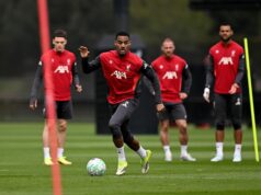 Päť hviezd Liverpoolu vynecháva tréning, pretože Arne Slot čelí kríze zranení v súboji s Chelsea LIVERPOOL, ANGLICKO - 25. apríla: Mohamed Salah z Liverpoolu rokuje s Arneom Slotom, manažérom Liverpoolu, keďže ho vystriedal po zranení počas zápasu Premier League medzi Liverpoolom a Crystal Palace na Anfielde 25. apríla 2026 v Liverpoole v Anglicku. (Foto Liverpool FC/Liverpool FC cez Getty Images)