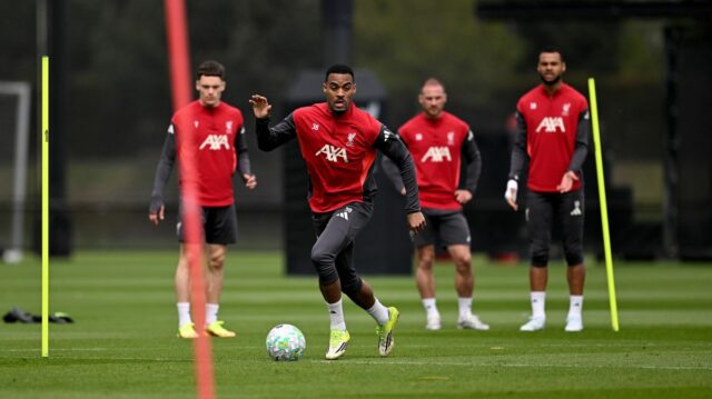 LIVERPOOL, ANGLICKO - 25. apríla: Mohamed Salah z Liverpoolu rokuje s Arneom Slotom, manažérom Liverpoolu, keďže ho vystriedal po zranení počas zápasu Premier League medzi Liverpoolom a Crystal Palace na Anfielde 25. apríla 2026 v Liverpoole v Anglicku. (Foto Liverpool FC/Liverpool FC cez Getty Images)