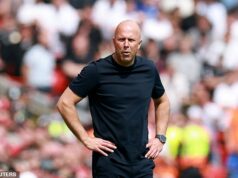 Päť vecí, ktoré musí Arne Slot urobiť, aby napravil Liverpool a dostal fanúšikov späť na stranu: Prestaňte hrať nudný futbal, posilnite problémovú pozíciu a odstráňte výhovorky Arne Slot je na 100 percent presvedčený, že jeho tím v Liverpoole bude v budúcej sezóne lepší