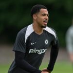 Levi Colwill z Chelsea počas tréningu na Chelsea Training Ground 7. mája 2026 v Cobhame v Anglicku