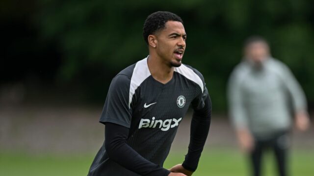 Levi Colwill z Chelsea počas tréningu na Chelsea Training Ground 7. mája 2026 v Cobhame v Anglicku
