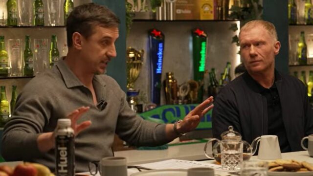 Paul Scholes sa pozerá na Garyho Nevilla