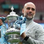 TOPSHOT - Španielsky manažér Manchestru City Pep Guardiola pózuje s trofejou na ihrisku po finálovom zápase anglického FA Cupu medzi Chelsea a Manchestrom City na štadióne Wembley v Londýne 16. mája 2026. Manchester City vyhral zápas 1:0. Tretí úspech v FA Cupe počas Guardiolovej vlády ukončil sériu City dvoch po sebe nasledujúcich porážok vo finále. (Foto: Adrian Dennis / AFP cez Getty Images) / NIE JE NA MARKETINGOVÉ ANI REKLAMNÉ POUŽITIE / OBMEDZENÉ NA REDAKČNÉ POUŽITIE