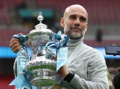 Pep Guardiola dostal tip na šokujúce ďalšie zamestnanie, pretože ikona majstrovstiev sveta hovorí: „Bol by si hlúpy, keby si to neurobil“ TOPSHOT - Španielsky manažér Manchestru City Pep Guardiola pózuje s trofejou na ihrisku po finálovom zápase anglického FA Cupu medzi Chelsea a Manchestrom City na štadióne Wembley v Londýne 16. mája 2026. Manchester City vyhral zápas 1:0. Tretí úspech v FA Cupe počas Guardiolovej vlády ukončil sériu City dvoch po sebe nasledujúcich porážok vo finále. (Foto: Adrian Dennis / AFP cez Getty Images) / NIE JE NA MARKETINGOVÉ ANI REKLAMNÉ POUŽITIE / OBMEDZENÉ NA REDAKČNÉ POUŽITIE