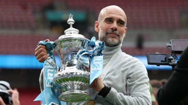 TOPSHOT - Španielsky manažér Manchestru City Pep Guardiola pózuje s trofejou na ihrisku po finálovom zápase anglického FA Cupu medzi Chelsea a Manchestrom City na štadióne Wembley v Londýne 16. mája 2026. Manchester City vyhral zápas 1:0. Tretí úspech v FA Cupe počas Guardiolovej vlády ukončil sériu City dvoch po sebe nasledujúcich porážok vo finále. (Foto: Adrian Dennis / AFP cez Getty Images) / NIE JE NA MARKETINGOVÉ ANI REKLAMNÉ POUŽITIE / OBMEDZENÉ NA REDAKČNÉ POUŽITIE