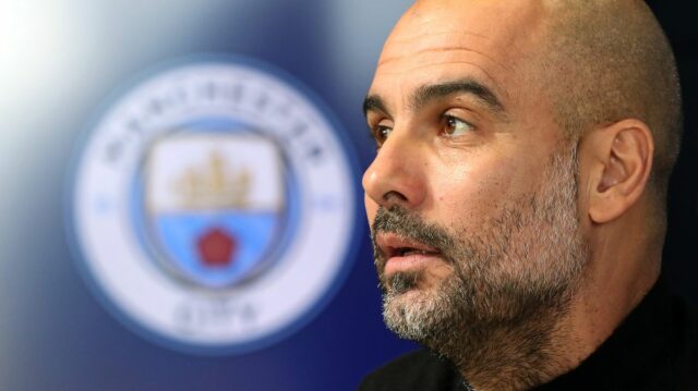 Pep Guardiola odovzdal najvyššiu česť Man City, keď šejk Mansour Pep Guardiola počas tlačovej konferencie Manchestru City