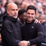 Pep Guardiola, manažér Manchestru City, a Mikel Arteta, manažér Arsenalu, sa stretávajú pred zápasom Premier League medzi Manchestrom City a Arsenalom na Etihad Stadium 19. apríla 2026 v Manchestri v Anglicku.