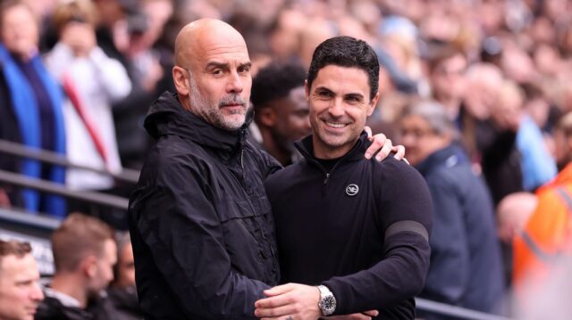 Pep Guardiola, manažér Manchestru City, a Mikel Arteta, manažér Arsenalu, sa stretávajú pred zápasom Premier League medzi Manchestrom City a Arsenalom na Etihad Stadium 19. apríla 2026 v Manchestri v Anglicku.