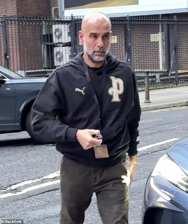 Pep Guardiola prerušil krytie po bombových správach Manažér Man City Fotografie, ktoré získal Daily Mail Sport, ukazujú Guardiolu na verejnosti prvýkrát od zverejnenia správy o tom, že opustí City.