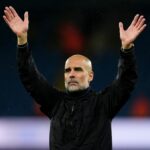 Pep Guardiola dvíha ruky