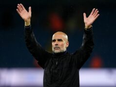 Pep Guardiola ‚rozdáva pokyny‘ hviezdam Crystal Palace pred kritickým súbojom s Arsenalom Pep Guardiola dvíha ruky