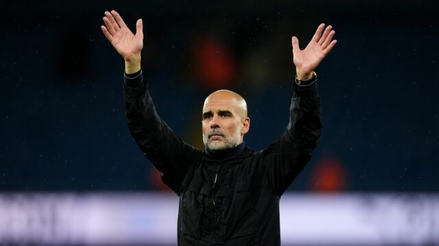 Pep Guardiola dvíha ruky 