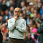 Pep Guardiola a Calum McFarlane na postrannej čiare počas finále FA Cupu