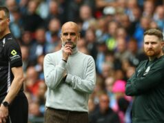 Pep Guardiola sa na konci sezóny Premier League „chystal opustiť Man City“. Pep Guardiola a Calum McFarlane na postrannej čiare počas finále FA Cupu