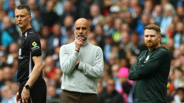 Pep Guardiola a Calum McFarlane na postrannej čiare počas finále FA Cupu