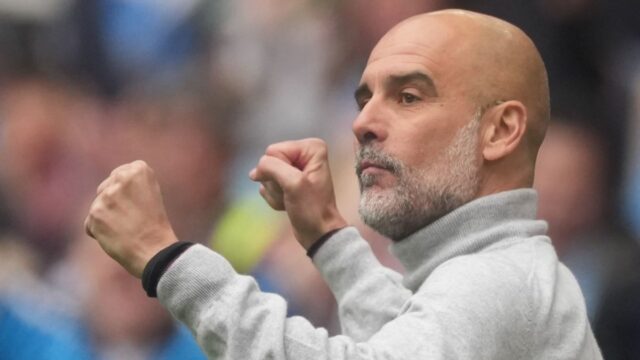 Hlavný tréner Manchestru City Pep Guardiola reaguje