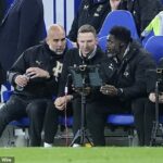 Pep Lijnders (v strede) prezradil, prečo sleduje Pepa Guardiolu (vľavo) z Man City