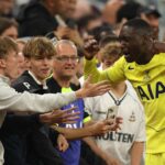 Randal Kolo Muani oslavuje s fanúšikmi Tottenhamu Hotspur