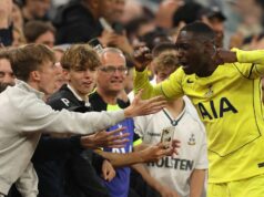 Permutácie zostupu Tottenhamu a to, čo Spurs potrebujú po výhre nad Aston Villou Randal Kolo Muani oslavuje s fanúšikmi Tottenhamu Hotspur