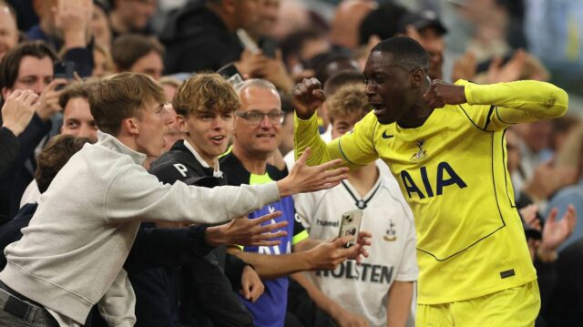 Randal Kolo Muani oslavuje s fanúšikmi Tottenhamu Hotspur