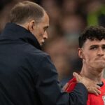 Thomas Tuchel sa objíma s Philom Fodenom po tom, čo ho v marci vystriedal počas medzinárodného priateľského zápasu medzi Anglickom a Uruguajom vo Wembley.