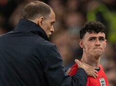Phil Foden naňho ukázal prstom v brutálnom odkaze po tom, ako sa na majstrovstvách sveta v Anglicku sekerou Thomas Tuchel sa objíma s Philom Fodenom po tom, čo ho v marci vystriedal počas medzinárodného priateľského zápasu medzi Anglickom a Uruguajom vo Wembley.
